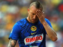 Vicente Matías Vuoso retirándose de la cancha del estadio azteca tras haber recibido el cartón rojo. MEXSPORT  /