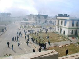 Edificios a la entrada de un área de fuerzas de seguridad se queman en Benghazi. Manifestantes dijeron que controlan esa ciudad. AP  /