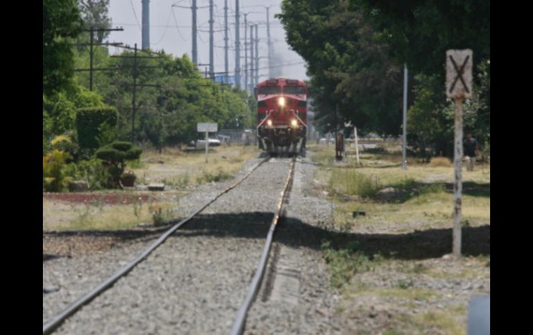 El servicio de trenes podría reestablecerse mañana si el nivel del agua desciende. ARCHIVO  /