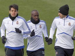 Los jugadores del Real Madrid, “Kaká”, Lass Diarra y Karim Benzema, durante el entrenamiento del equipo madrileño. EFE  /