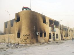 Manifestantes levantan una bandera en señal de victoria en la ciudad portuaria de Tobruk, afectada por la revuelta en Libia. REUTERS  /