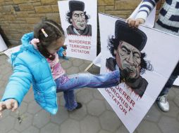 Una niña se manifiesta durante una protesta frente a la embajada libia en El Cairo. AP  /