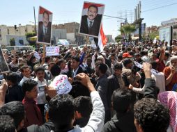Manifestantes frente a la Universidad de Saná insisten en la renuncia del presidente Alí Abdalá Salé. EFE  /