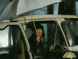 En la víspera, Gadhafi apareció en imágenes que intentaban comprobar su estadía en el país. AP  /