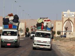 Un convoy de ciudadanos egipcios abandonan Libia por la frontera de Salum. REUTERS  /