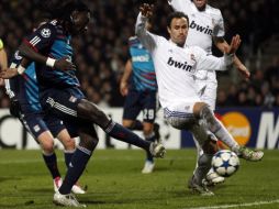 Gomis (iq.) disputa el balón ante Carvalho del Real Madrid. REUTERS  /