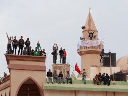 Personas protestan hoy contra el Gobierno en la plaza principal de la ciudad libia de Tobruk. REUTERS  /