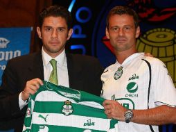 El presidente de Santos Alejandro Irarragorri junto al nuevo técnico Diego Cocca. MEXSPORT  /