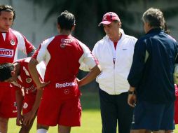 Jose Luis Real (chamarra blanca) da indicaciones en el entrenamiento del Guadalajara. MEXSPORT  /