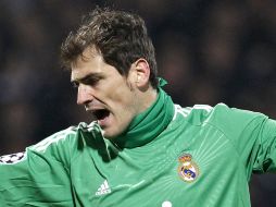 El arquero merengue, Íker Casillas, reacciona tras recibir el gol de Lyon al minuto 83. AP  /