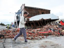 Un hombre camina frente a un edificio caído después del terremoto. EFE  /