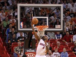 LeBron James clava el balón en el partido ante los Reyes de Sacramento. James anotó 31 puntos. AFP  /