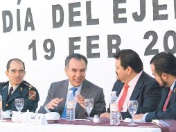 El mandatario estatal (centro) convive con autoridades civiles y militares el sábado pasado, Día del Ejército. EL UNIVERSAL  /