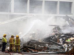 Bomberos apagan las llamas en un edificio que colapsó tras el terremoto de 6.3 grados en la escala de Richter en Christchurch. REUTERS  /