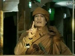 Gadhafi ofrece un discurso tras la oleada de protestas que sacuden el país y afirma que está dispuesto a morir como un mártir. AP  /