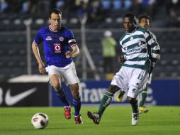 Gerardo Torrado marca a Christian Benítez en el partido de ida de los cuartos de final de la Liga de Campeones de la Concacaf. EFE  /