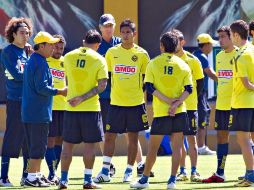Carlos Reinoso dando indicaciones a sus jugadores en una sesión de entrenamientos. MEXSPORT  /