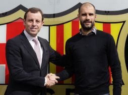 El presidente del FC. Barcelona, Sandro Rosell junto a  Josep Guardiola tras firmar el contrato. REUTERS  /