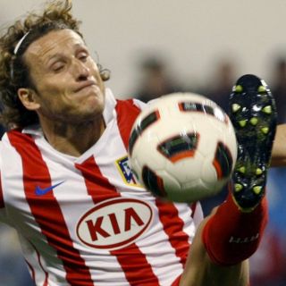 Forlán está en duda ante el Sevilla
