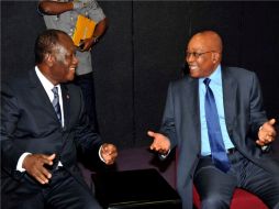 Jacob Zuma junto a Alassane Ouattara, durante la reunión en Abiyán, Costa de Marfil. EFE  /
