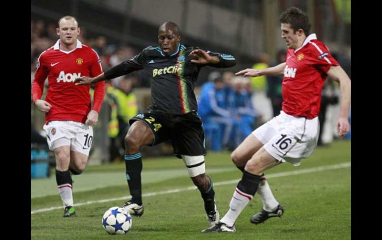 Las acciones en el partido entr el Manchester United y el Marsella fueron muy disputadas. EFE  /