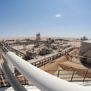 Cotización de petróleo alcanza 100 dólares en EU