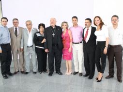 El Cardenal Juan Sandoval Íñiguez con el señor Cristóbal Castro Rojas y amigos.  /