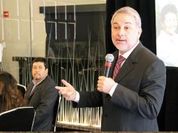 Emilio González durante una reunión con empresarios y líderes de migrantes establecidos en Chicago. ESPECIAL  /