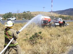Los bomberos utilizaron agua mezclada con químicos para neutralizar el gas y evitar una explosión. M. PATIÑO  /