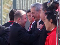 Alejandro Padilla bromea con Rafael Lebrija, ayer en Atlas. A. CAMACHO  /