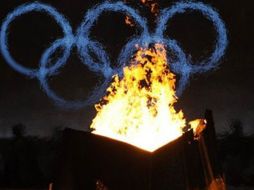 La llama olímpica flamea en un pebetero durante la ceremonia de clausura de los XXI Juegos Olímpicos de Invierno AFP  /