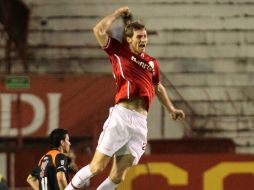 Mario Bolatti celebra una de las dos anotaciones que marca esta noche en el Beira-Río  /
