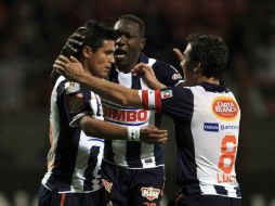 Osvaldo Martínez (izq.) celebra el gol anotado en el minuto 82. MEXSPORT  /