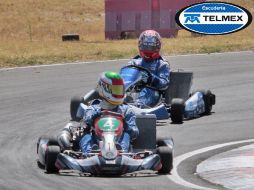 Sergio Pérez conduce por delante de su hermano Toño. S. NÚÑEZ  /