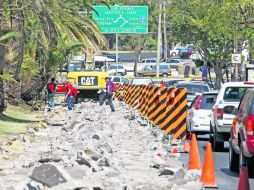 El rompimiento de las losas de concreto para la instalación de los estribos o bases en la Avenida Circunvalación. E. PACHECO  /