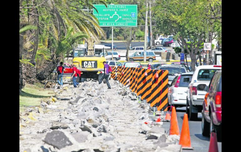 El rompimiento de las losas de concreto para la instalación de los estribos o bases en la Avenida Circunvalación. E. PACHECO  /