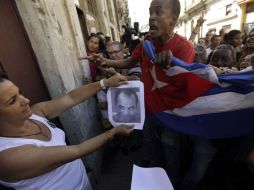 Una de las Damas de Blanco muestra una fotografía del fallecido Orlando Zapata. REUTERS  /