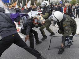 Con gases lacrimógenos, las autoridades someten a ciudadanos en Atenas. EFE  /