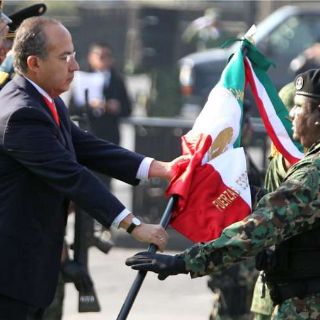 Felipe Calderón llama a todos los sectores a luchar por México