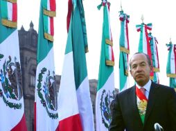 El Presidente Calderón encabezó la ceremonia del Día de la Bandera en la explanada del Zócalo de Ciudad de México. EFE  /