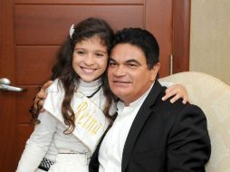 Abigail García, reina absoluta del carnaval de Mazatlán 2011, acompañada con el gobernador de Sinaloa, Mario López Valdéz. NTX  /