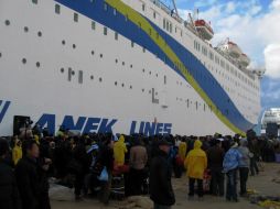 Personas de diferentes países esperan para ser evacuadas en el puerto de Benghazi, en Libia. AP  /