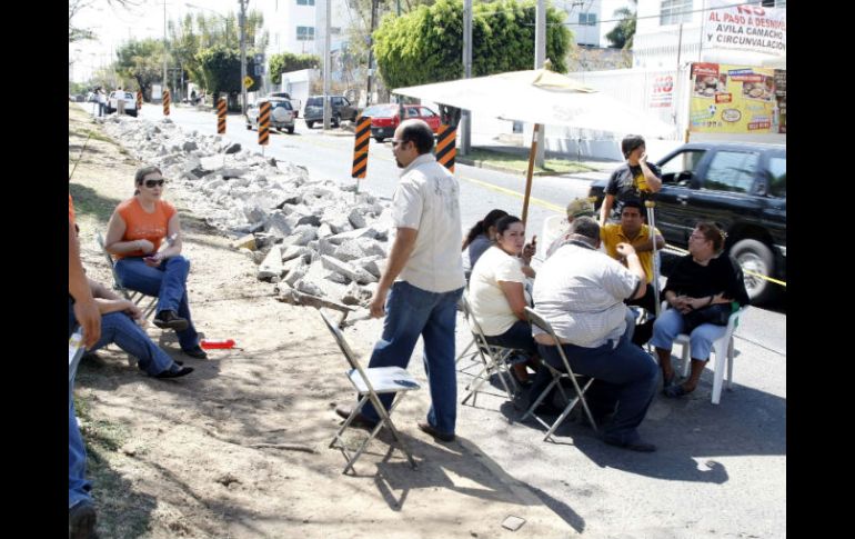Vecinos inconformes sacan sillas para evitar que continúen los trabajos. A. GARCÍA  /