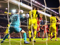 El volante de Liverpool, Dirk Kuyt (centro, de rojo), cabecea para vencer al arquero checo, Blazek. AFP  /