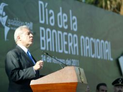 En representación del gobernador,  Fernando Gúzman asistió a la celebración del Día de la Bandera. A. HINOJOSA  /