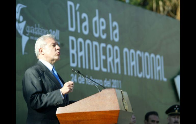 En representación del gobernador,  Fernando Gúzman asistió a la celebración del Día de la Bandera. A. HINOJOSA  /