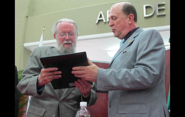 El escritor Hugo Gutiérrez Vega recibe un reconocimiento de manos del vicerector general de la UdeG. M. TORRES  /