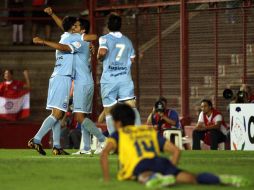 Jugadores de Argentinos Juniors celebran con Santiago Salcedo (centro) la anotación del equipo argentino. MEXSPORT  /
