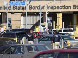 Agentes del ICE, intensifican las revisiones a los automovilistas que esperan cruzar la frontera por la Garita de Tijuana. NTX  /