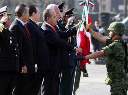 El Presidente recibe el Lábaro Patrio en la ceremonia del Día de la Bandera. EL UNIVERSAL  /